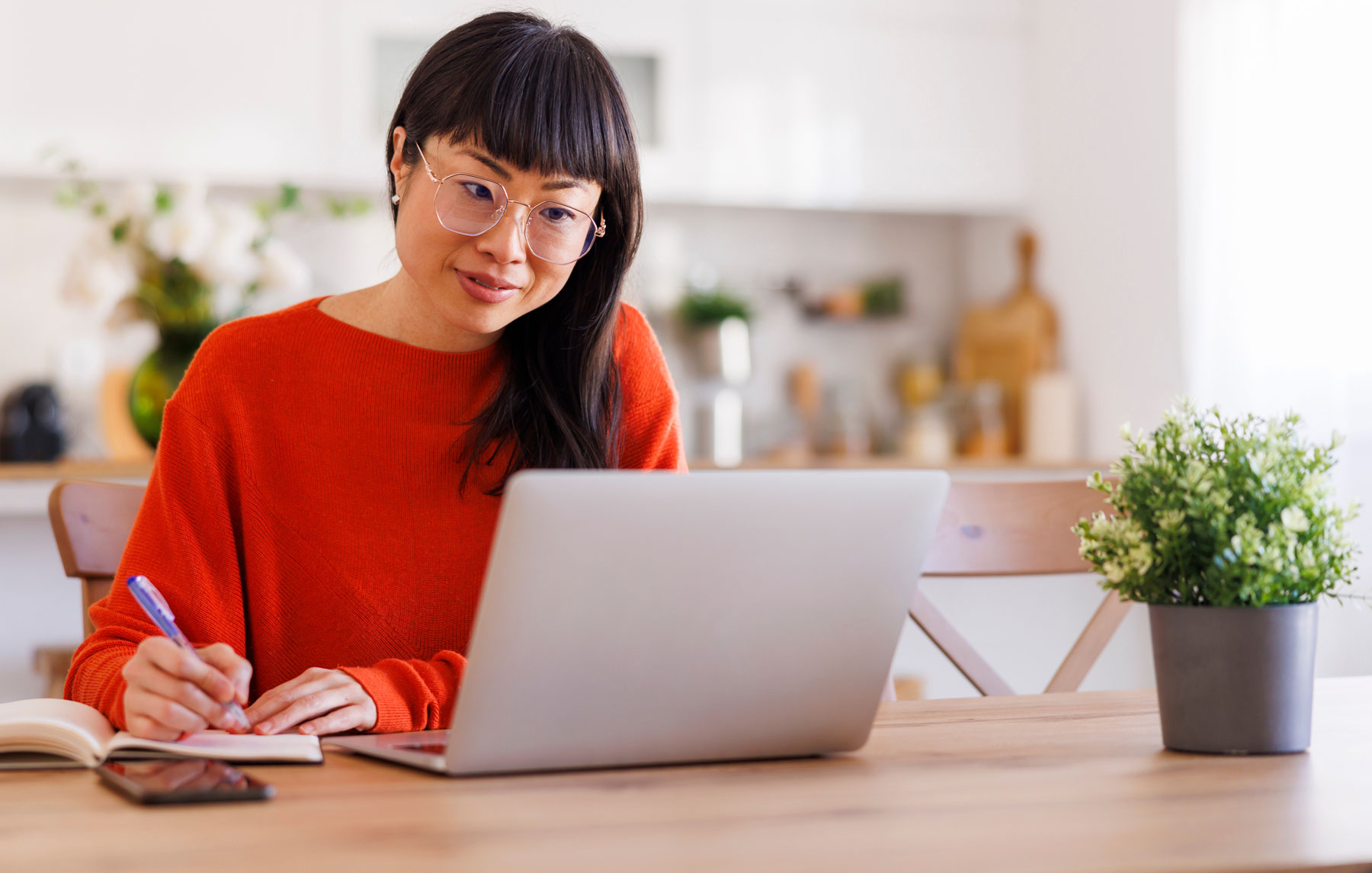 Babae na nagtatrabaho sa Laptop