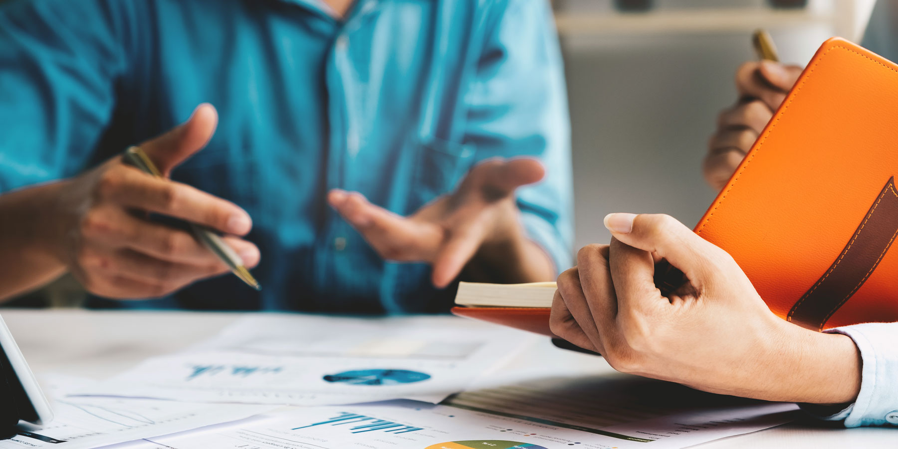 Mga taong tumitingin sa mga chart