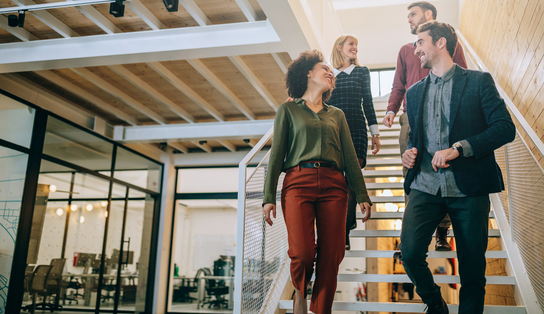 Mga taong naglalakad pababa ng hagdan