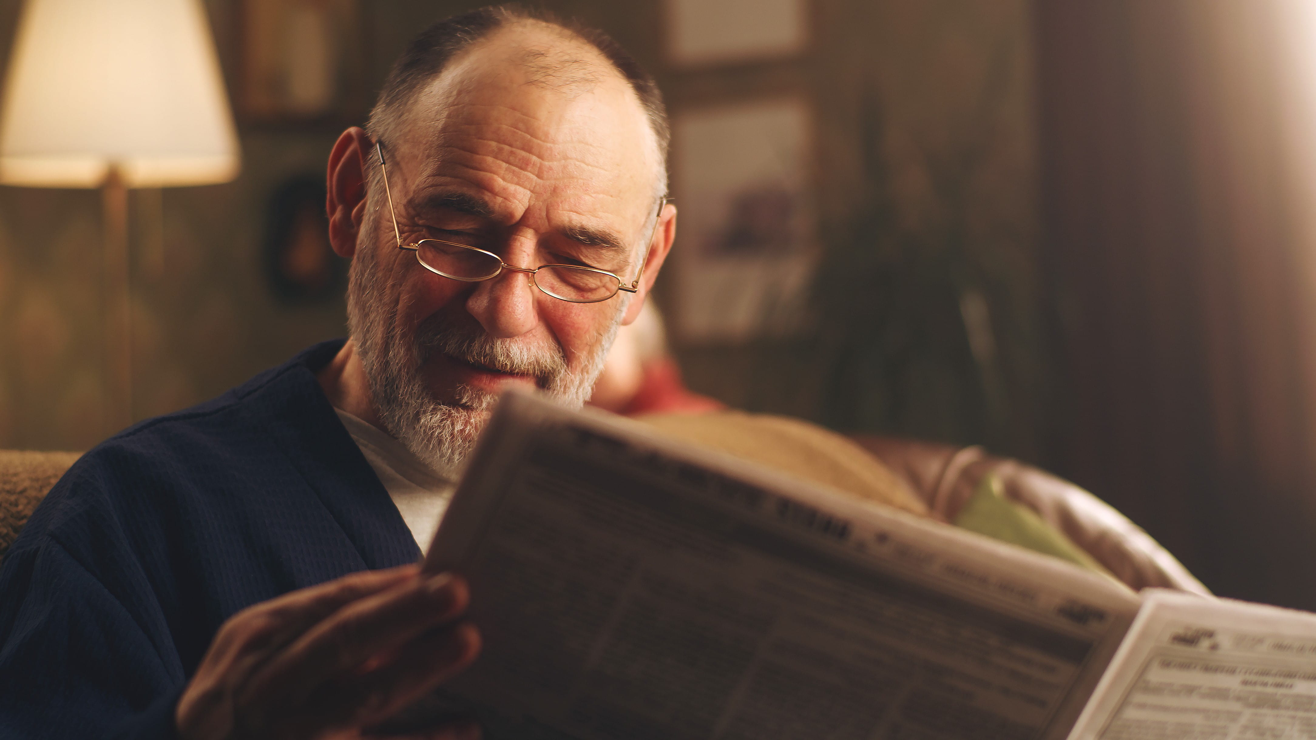 Lalaking nagbabasa ng pahayagan